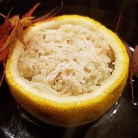 東茶屋 なかむら - ①加能蟹(正式名:ズワイ蟹)(石川県金沢産、雄)の飯蒸し、柚子釜仕立て
                    お好みで柚子釜の蓋を絞って柚子果汁を掛けて頂きます
                    蟹のしっかりした旨みを味わいつつ、途中で柚子果汁で味変して楽しみます