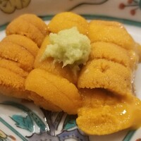 東茶屋 なかむら - ③蝦夷馬糞雲丹(北海道浜中産)
                    産卵期は夏～秋、旬は初夏～夏
                    最初の一口は必ず舌の上に5秒ホールド
                    香り、味わい、後味で雲丹の種類を班別
                    濃厚な甘みとコク、澄んだ味わいで後味に少し複雑さを覗かせます