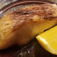 東茶屋 なかむら - ⑦焼き赤鯥(雌)(長崎県対馬列島産)、長門ゆずきち(山口県長門産)を添えて
                      産卵期は初夏～初秋、旬は晩秋～晩冬
                      加熱で脂が活性化し芳醇な旨みはより強く
                      皮はパリッと身は水分が多めでフワッと仕上げ