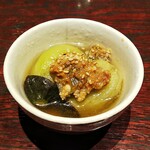 海鮮居酒屋 はなの舞 - お通しは茄子の煮浸し冷製（￥３００）