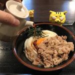 讃州製麺 - 甘い出汁醤油を、かけますよ～～