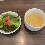 She O Kusu - ランチのサラダとスープ
