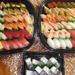 かっぱ寿司 - 右上：冬特盛(4人前)、左上：にぎわい(4人前)、下：とろ〆鯖(8切) 