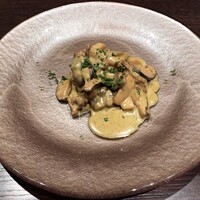 ケンゾーエステイトワイナリー 大阪 - 肉料理：鴨とキノコのフリカッセ 1000円(税・サ抜き)