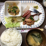 居喰処 光 - 2020/12/13
      本日の日替り 刺身定食 驚愕の500円！