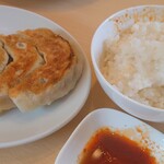 青竹手打ちラーメン 大和 - 焼餃子とライス