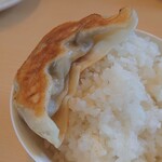 青竹手打ちラーメン 大和 - 焼餃子オンザライス