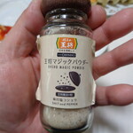 餃子の王将 - これが置いてありますので餃子にフリフリ