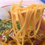 中華そば 光洋軒 - 極太い麺がスープに絡んで美味い。