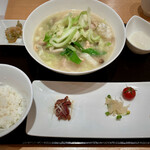 みこころ 無添加チャイナ935 - 【月替わり】色々野菜と豚肉の煮込み麺（塩味）1200