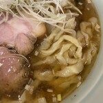 麺屋 つるる - 「醤油らー麺」（750円）の麺アップ