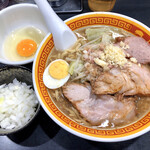 えどもんど - 「ラーメン麺少なめ(豚2枚・半玉子)」＋タマネギ＋生卵