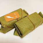 平宗 - さけ。こちらは緑色の柿の葉だけでした！