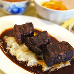 Bien - "紅葡萄酒燉五花肉（ぶたばらワインにこみ）鹹鯷魚（しほづけいはし）風味（ふうみ）"