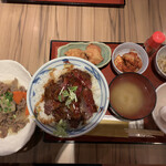 金沢肉食堂 10&10 - ステーキ丼と牛すじ煮込み定食。キムチともやしのナムルとお味噌汁と唐揚げ付きます。