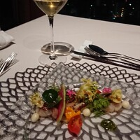 Restaurant SORA - 白ワインと供に。
                    キンメ鯛カルパッチョ。
                    モッツァレラチーズや冬野菜いっぱい！！