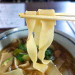 麺屋 忠兵衛 煮ぼうとう店 - きしめんより太く、平たい麺。伝統的に加水率が低いので、素晴らしいコシを味わえる