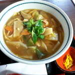 Menya Chuu Bei - 半端ではない旨味！ 麺のゆで汁を捨てないので少々トロミがある。鶏肉・椎茸・ごぼうなど具沢山