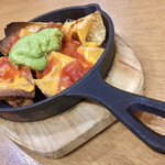 ココス - アボカドチーズナチョス。唐辛子マーク2の辛さ。アボカドディップもボリューミー