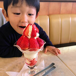 喫茶マンボ - イチゴパフェ¥900（税込）