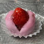 口福堂 - 料理写真:ロゼシャンパン いちご大福 345円 (2020/12)