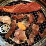 Yakiniku Wagyuu Shokudou - ダイヤモンドカット牛ハラミ、鶏もも肉、牛タン、豚ハツ