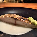 蒼 - 串本 神経締め縞鯵の藁焼き　ソースはお酢とトマトのコンソメ、お米のヴィネグレットソース、酸味と自然な甘味が縞鯵の上質な脂と絡み合い、この上のない美味しさとは正にこの料理です！