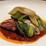 蒼 - 新潟 網取り天然真鴨 炭火で丸焼きにした天然の真鴨、上には無農薬の九条ネギと天然の椎茸、自家製の中華ソースはバニラを効かせた辣油ソース。 ピリッと刺激的なソースに、真鴨の肉が絡みスパイシーさが最初に感じられます。 そこから噛むほどに鴨の旨味がじわりじわりと押し寄せて来ます♪