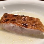 蒼 - 小田原並木屋からの稲取地金目 本日の仕立て 深海で海老を餌にしている金目鯛、皮目に海老の色がくっきりと出て美しくキラキラと輝いています。 脂がとてものり、金目鯛のコンソメスープに薄っすらとその脂が滲み出ています。 鱗焼きの皮目の旨さ、身のほろっとした食感に甲殻類の風味が感じられる旨味、素晴らしいです♪