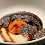 蒼 - 但馬玄のすね肉のデミグラスソースに黒トリュフ 何とも贅沢なデミグラスソース、下には熟成させたじゃがいものピュレと、田中農場の温泉卵の黄身を添えた物　これをご飯にかけて食べてみたいです♪