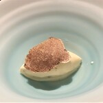 蒼 - 白トリュフのアイスクリーム 上にのるトリュフだけではありません。 アイスクリームにも練り込まれたトリュフ、冷たいトリュフにちょっと驚きつつ、滑らかなアイスクリームで味わうトリュフも良い物です♪