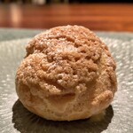 蒼 - 焼きたてシュークリーム お店で焼き上げたシューの温かな美味しさ、サクッとして中のクリームが横から溢れます。 幸せを実感しました♪