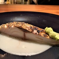 蒼 - 串本 神経締め縞鯵の藁焼き　ソースはお酢とトマトのコンソメ、お米のヴィネグレットソース、酸味と自然な甘味が縞鯵の上質な脂と絡み合い、この上のない美味しさとは正にこの料理です！