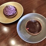 Cafe Larch - 紫芋のモンブランタルト＆チョコレートとオレンジのタルト