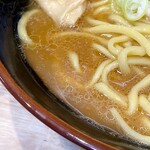 麺や 笑味寿 - 豚骨控えめのライトなスープ。