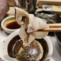 江藤家 - クエしゃぶで松茸をくるむ