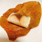 平宗 - さば。茶色い柿の葉。