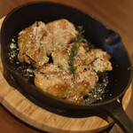 ワインバー バッカス - こんがり焼いた地鶏モモ肉をペコリーノをまぶしてどうぞ（７５０円）