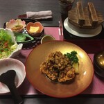 河良 - 唐揚げ定食。名古屋コーチン4個、サラダ、小鉢(玉子焼き、おから)、ご飯、赤出し、香物、デザート(わらび餅)