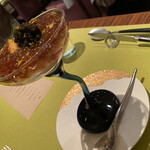 モノリス - カリフラワーのムース、オマールブルー、ズワイガニ、ウニ、キャビア、ホタテ