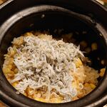 藁焼き ポロ次郎 - じゃことコーンの土鍋ご飯