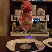 TOOTH TOOTH TOKYO - 山形グレイス赤ワインのジェラートと苺のパフェ-フロマージュブランととちおとめのコンフィチュール-
