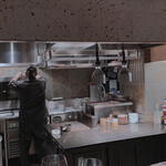 蒼 - カウンター内に　最近人気の大谷石がふんだんに使われています。