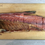 越後村上 うおや - 出刃で中骨ごとズバズバと切る