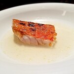 蒼 - 稲取地金目の鱗焼き　金目と蛤のコンソメスープ。これもヤバイ一品。パリパリの皮、一枚下の脂、その下のふんわりした身。これもコンソメが奇跡の美味しさで、スプーンではまどろっこしくて、お皿から一気飲み。