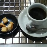 肉料理専門店　榮互 - 食後のコーヒーとラスク