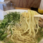 をっちゃんラーメン - 麺リフト修行中