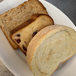 ブラッスリー・バーゼル - 今回のパンの中で、真ん中のクランベリーのパン生地がしっとりしていて特に美味でした。
            私は硬めのしっかりした耳が好きなので、今回のパンはみんな大当たり(^-^)