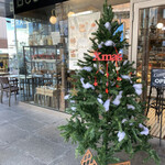 ブラッスリー・バーゼル - 店頭のXmasツリー
      店内にもクリスマスソングが流れていて
      いい感じでした〜(^-^)