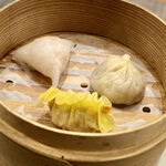 series - タラバ　海鮮餃子
      和牛のコンソメ　小籠包
      鶏肉と牛蒡　蒸し餃子